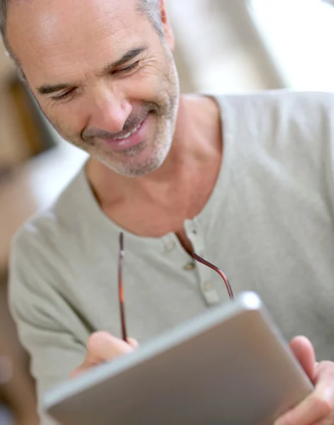 Hombre usando tableta digital — Foto de Stock