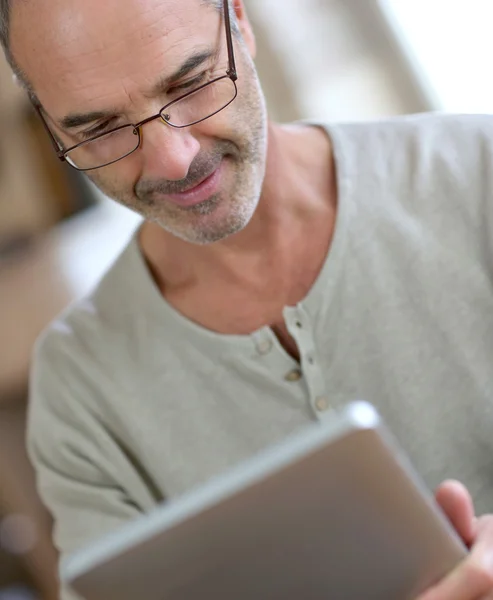 Hombre usando tableta digital — Foto de Stock