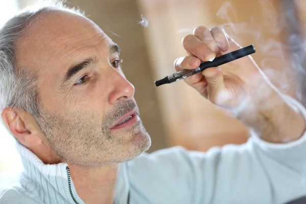 Senior smoker with electronic cigarette — Stock Photo, Image