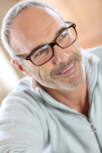 Ελκυστική ώριμος άνδρας με γυαλιά — Φωτογραφία Αρχείου
