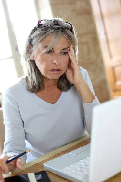 Mujer mayor delante de la computadora portátil — Foto de Stock