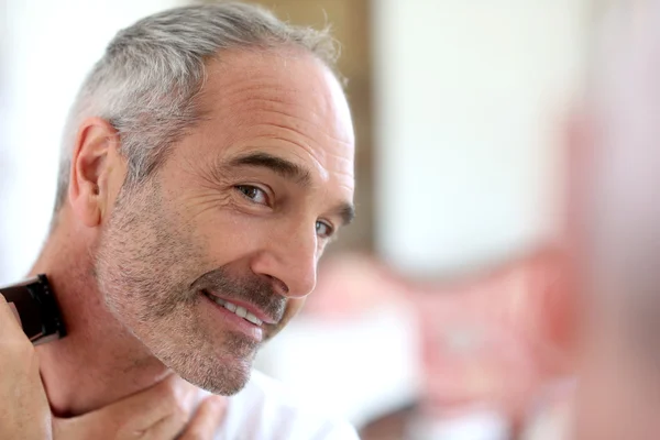 Starší muž holení vousů — Stock fotografie