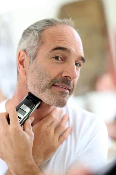 Senior man shaving beard — Stock Photo, Image