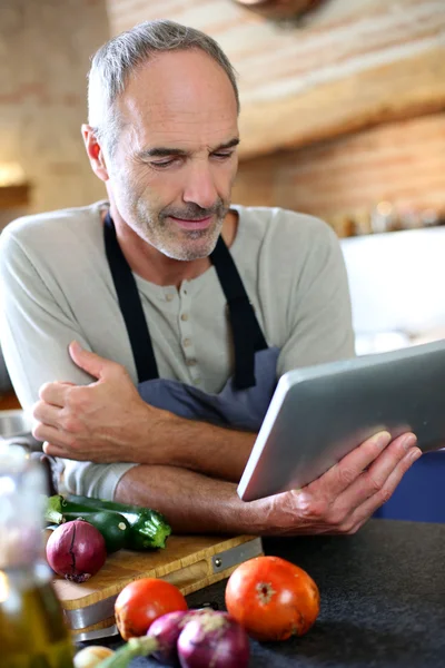 Reifer Mann in der Küche — Stockfoto