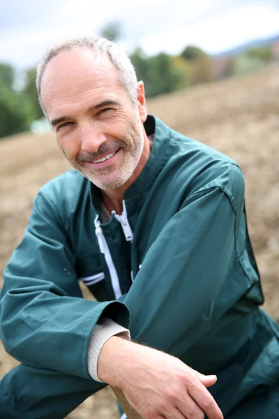 Agricultor en el campo agrícola — Foto de Stock