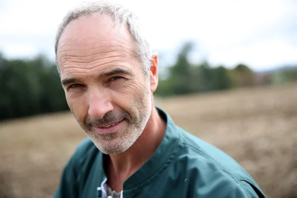 Agricultor no domínio agrícola — Fotografia de Stock