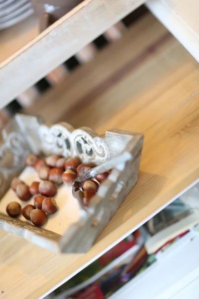Hasselnötter på köksbord — Stockfoto