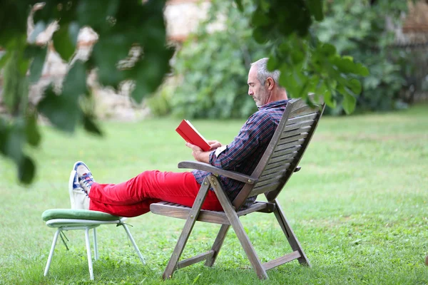 Homem leitura livro — Fotografia de Stock