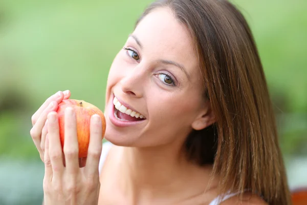 Ragazza mangiare mela — Foto Stock