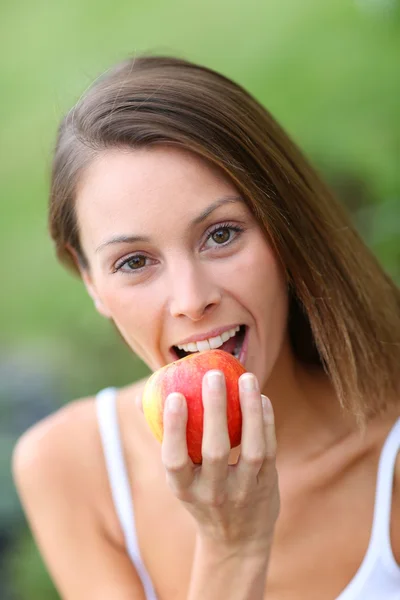 Ragazza mangiare mela — Foto Stock
