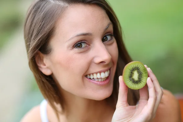 Ragazza che mangia kiwi — Foto Stock
