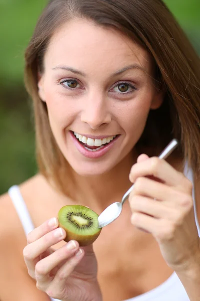 Meisje eten kiwi 's — Stockfoto