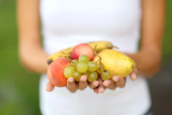 Пучок свежих фруктов — стоковое фото