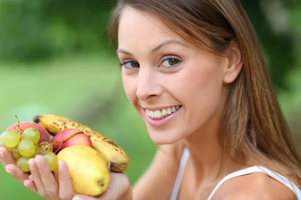 Organik meyve yiyen kız — Stok fotoğraf