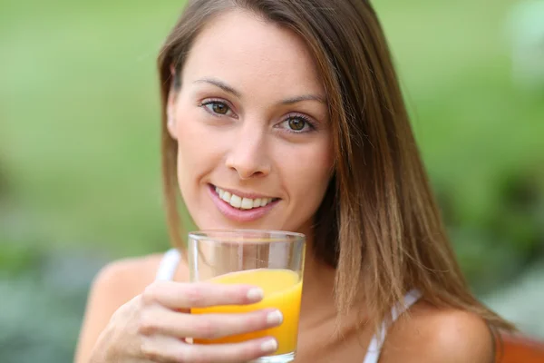 Meisje drinkt sinaasappelsap — Stockfoto