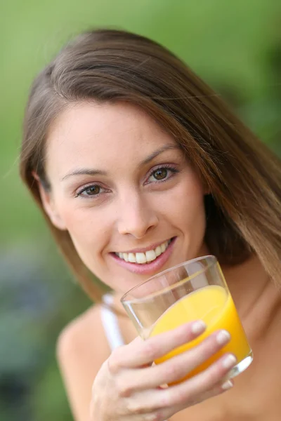 女孩喝橙汁 — 图库照片