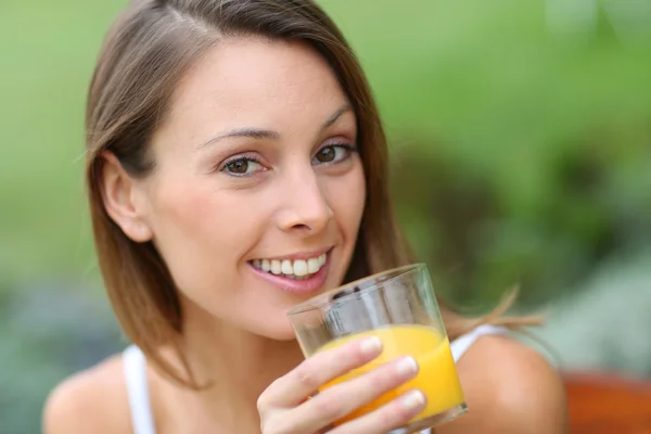 Chica beber jugo de naranja —  Fotos de Stock