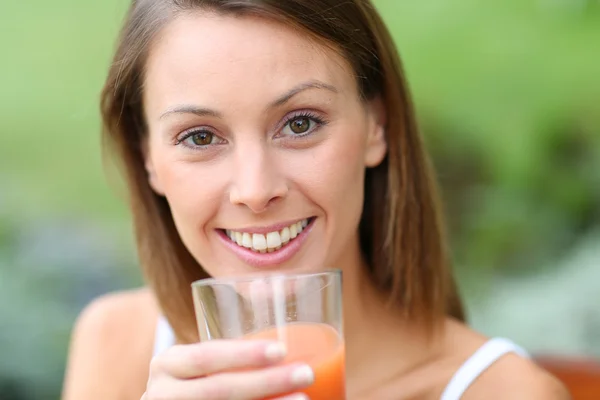 Девушка пьет грейпфрутовый сок — стоковое фото