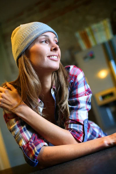 Giovane ragazza alla moda — Foto Stock