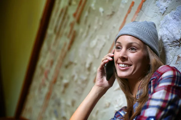 Girl talking on smartphone — Stock Photo, Image