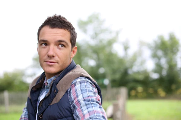 Man leaning on fence — Stock Photo, Image