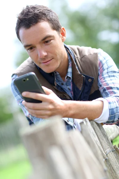 Man med hjälp av smartphone — Stockfoto