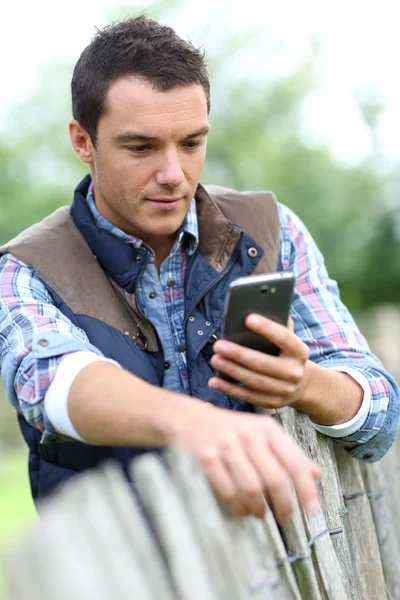 Homme utilisant un smartphone — Photo