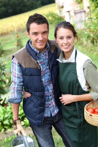 Pareja de pie en huerta — Foto de Stock