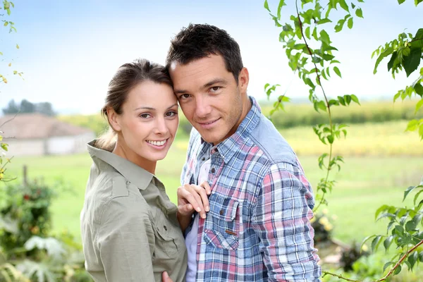 Zoete paar in platteland — Stockfoto