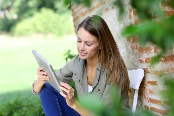 Fille connecté sur Internet dans le pays — Photo