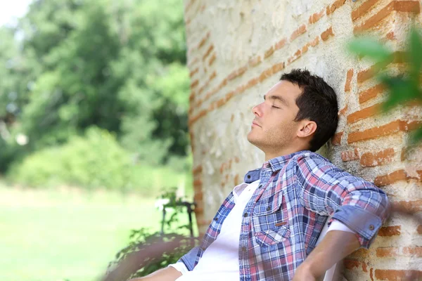 Homem relaxante no banco — Fotografia de Stock