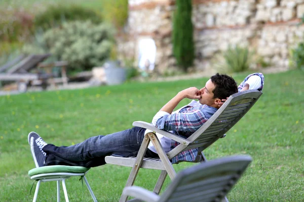 Hombre relajante en casa jardín —  Fotos de Stock