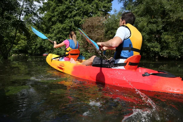 Casal em canoa — Fotografia de Stock