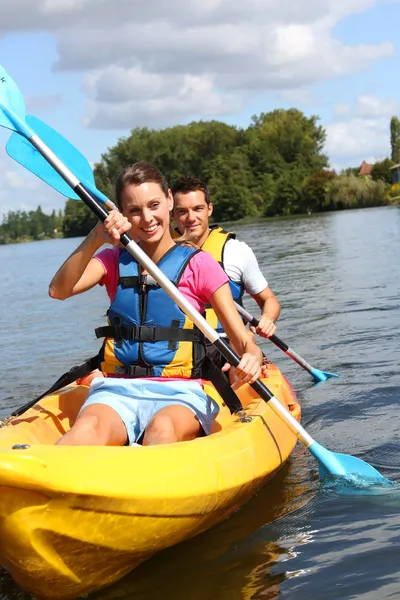 Couple in canoe — Stock Photo, Image