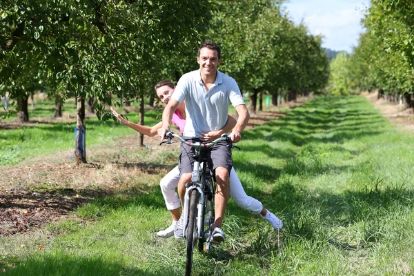 Paar fährt Fahrrad — Stockfoto