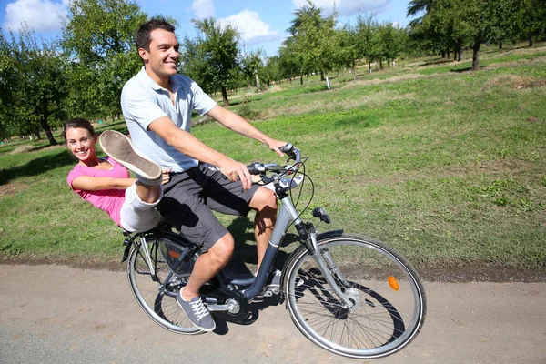 Couple riding bikes — Stock Photo, Image