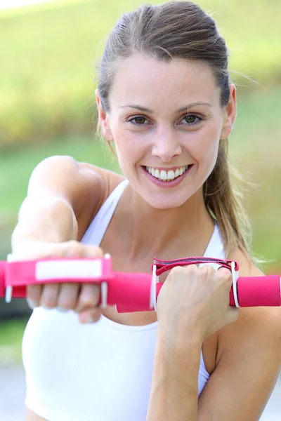 Woman in park with dumbbells — Stock Photo, Image