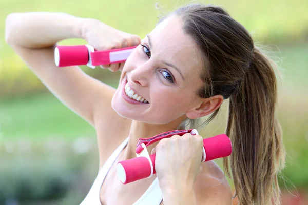 Woman in park with dumbbells — Stock Photo, Image