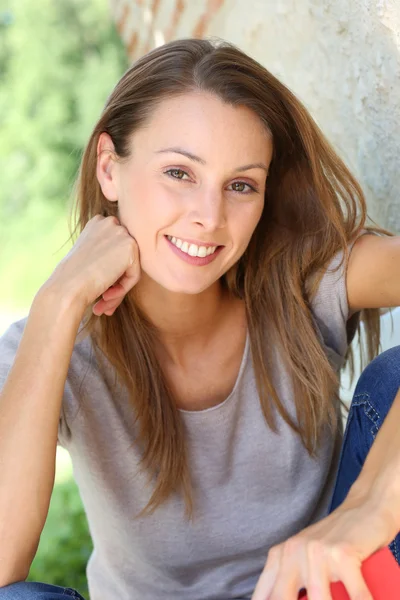 Chica leyendo libro fuera — Foto de Stock