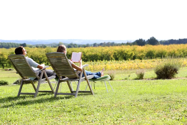 Couple relaxing in front of beautiful landscape — Stock Photo, Image