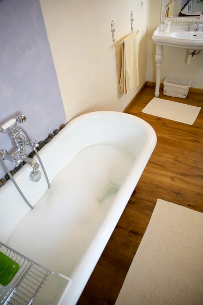 Old-fashioned bathtub — Stock Photo, Image