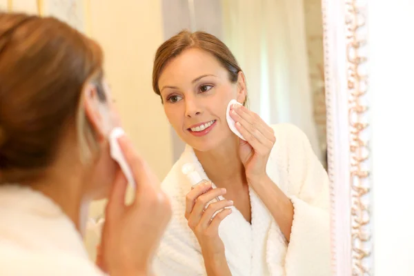 Vrouw verwijdert make-up — Stockfoto