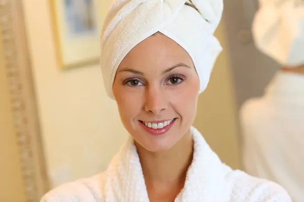 Vrouw in de badkamer — Stockfoto