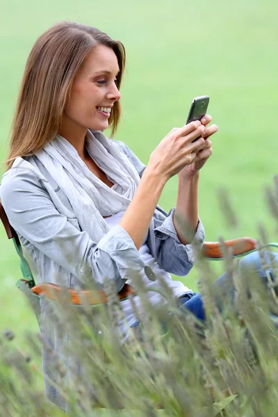 Mujer usando teléfono móvil — Foto de Stock