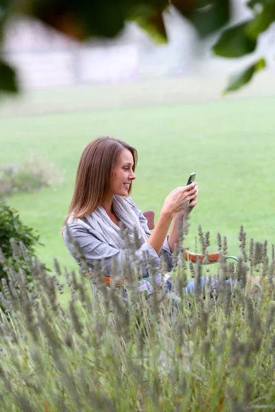 Wanita yang menggunakan ponsel — Stok Foto
