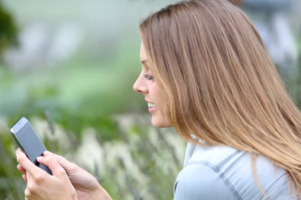 Mulher usando telefone celular — Fotografia de Stock