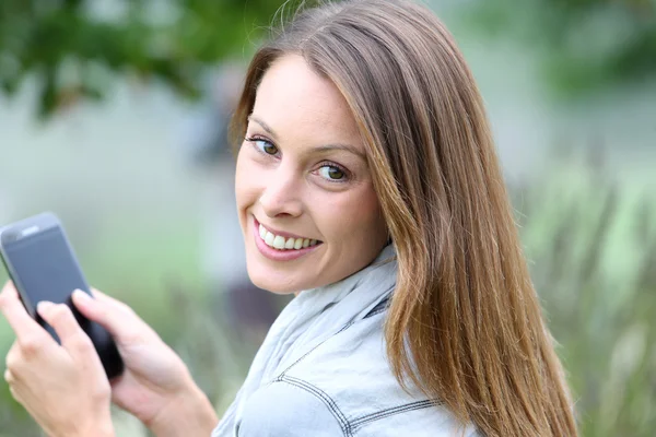 Frau benutzte Handy — Stockfoto