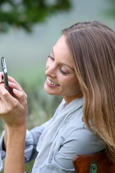 Nő beszél mobiltelefon — Stock Fotó