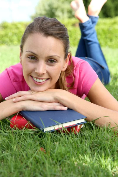 Ragazza che legge libri — Foto Stock