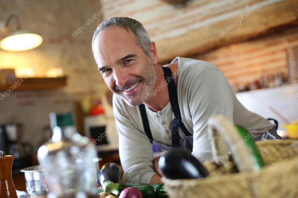 Adam ev mutfak pişirme — Stok Foto © Goodluz 35322195